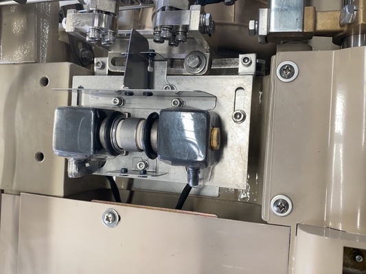 Máy dệt tia nước có độ cứng cao tốc độ cao với tấm phủ cam
